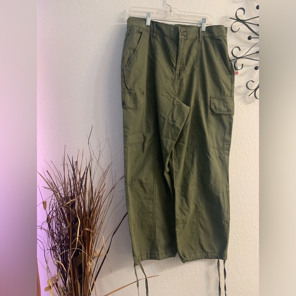 Westbound Womens Size 16s Elastic Waist Tapered Cargo Pants.